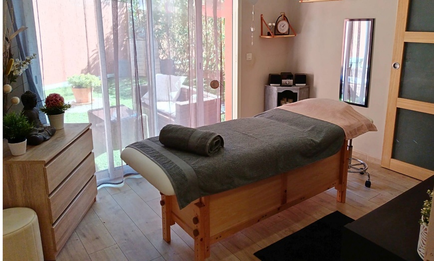 Image 2: Modelage bien-être personnalisé et gommage corps à Fréjus