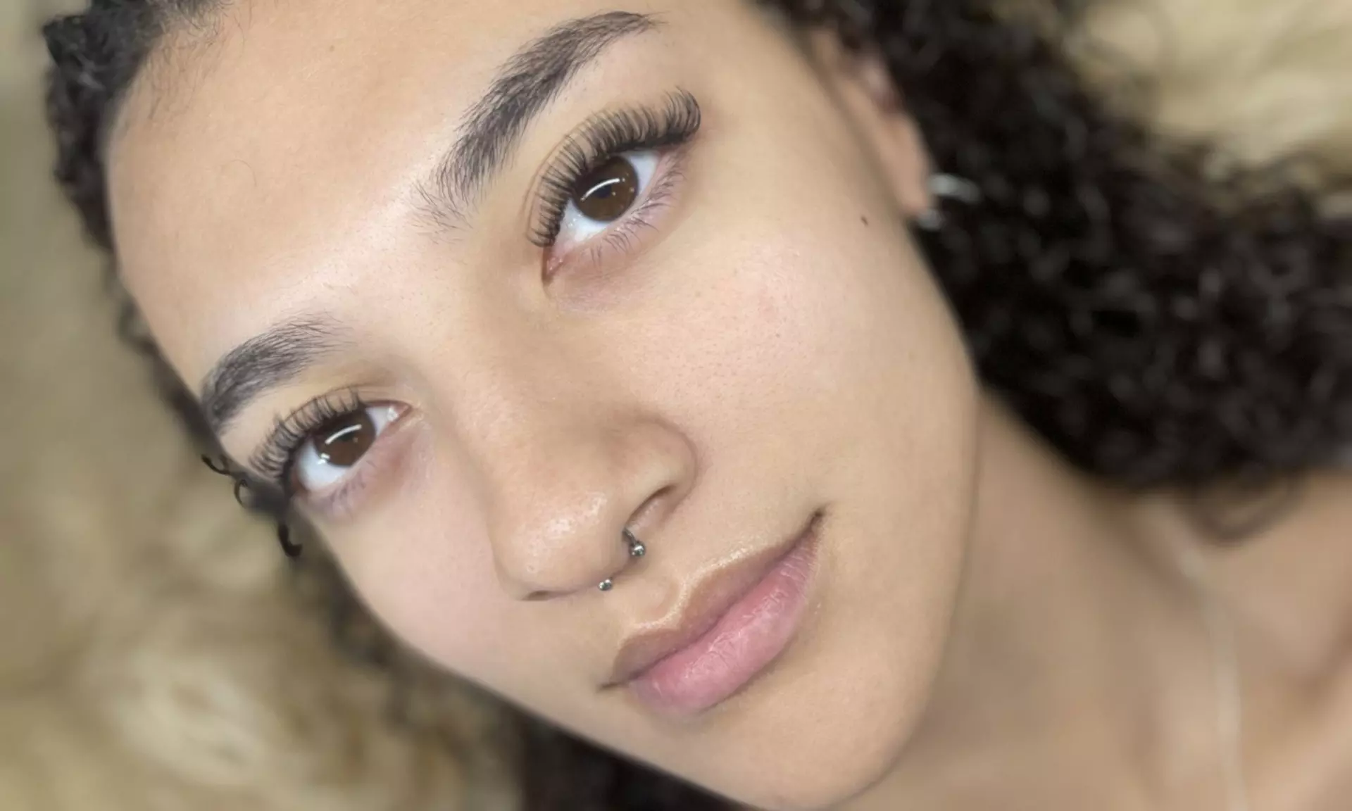 Enhance Your Beauty: Full Set of Hybrid or Wet Look Eyelash Extensions