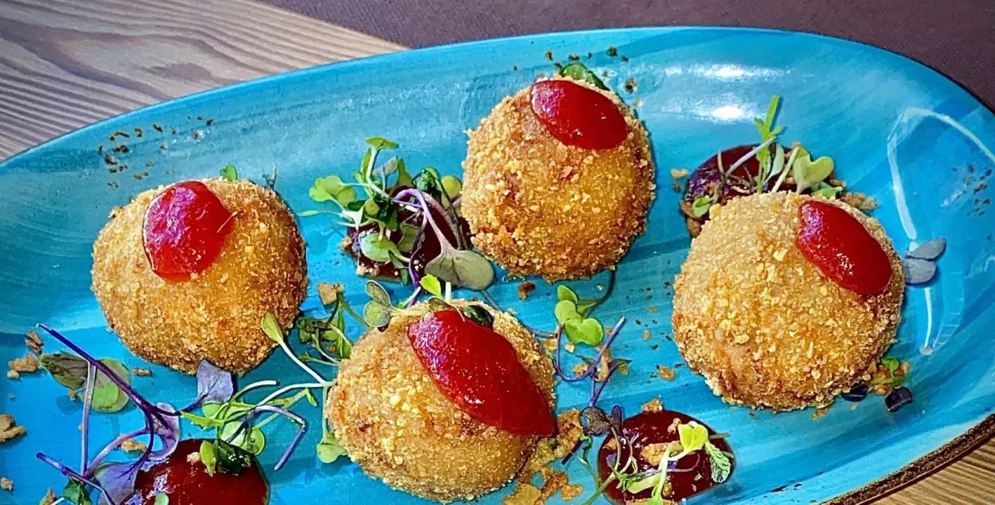 Menú para 2 o 4 con entrantes, principales, postres y bebidas