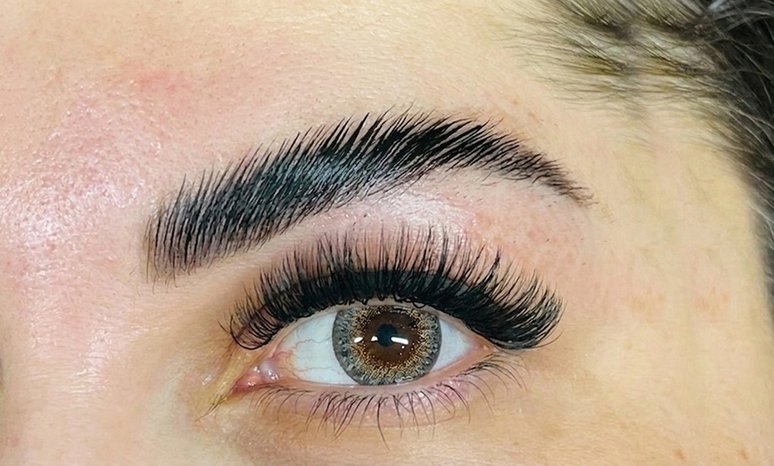 Image 4: Custom Style Beauty & Natural Eyelash Extensions 