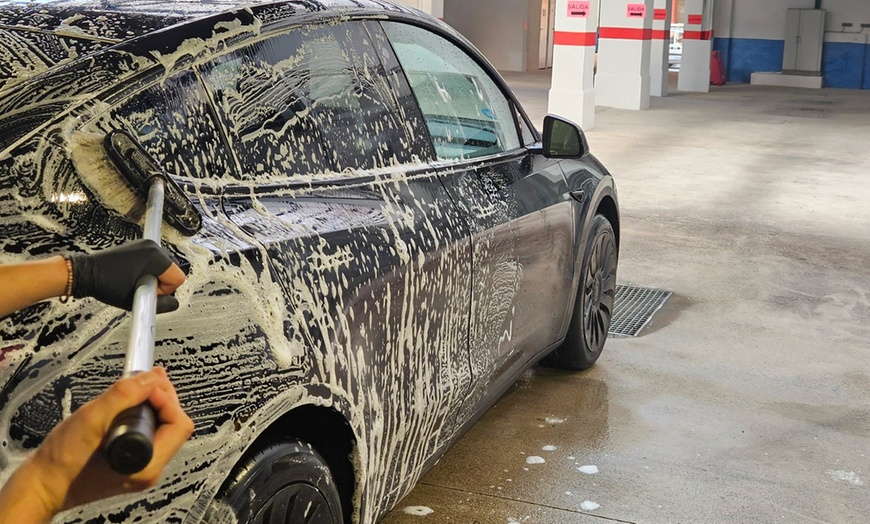Image 3: Lavado a mano con tratamiento y limpiaparabrisas o 10 lavados en túnel