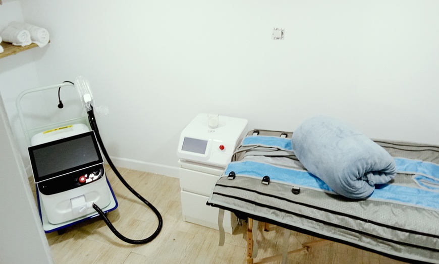 Image 2: 2 o 4 sesiones de maderoterapia con drenaje linfático corporal para 1 persona, con hasta un 70% de descuento