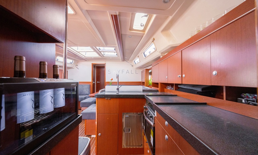 Image 13: Paseo de 2 horas en velero con bebida y picoteo para 1 o 2 personas