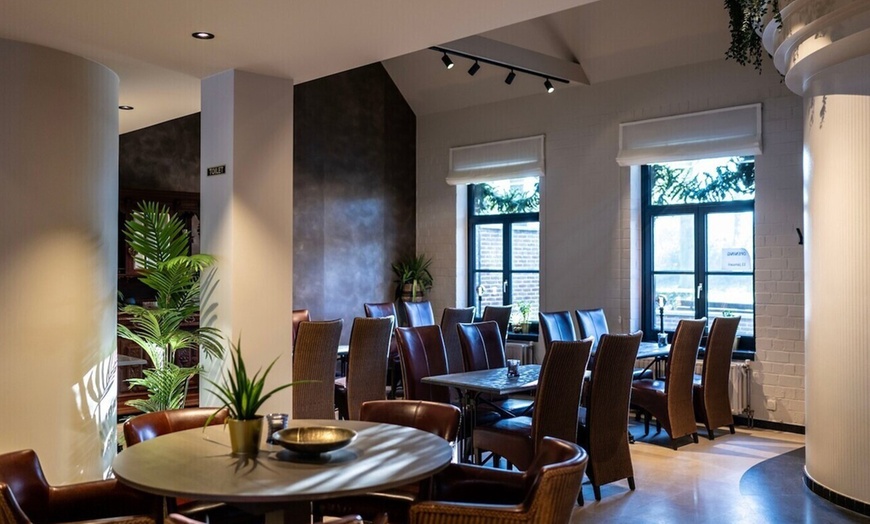 Image 4: Seizoensgebonden maandmenu met creatieve toetsen in warme setting