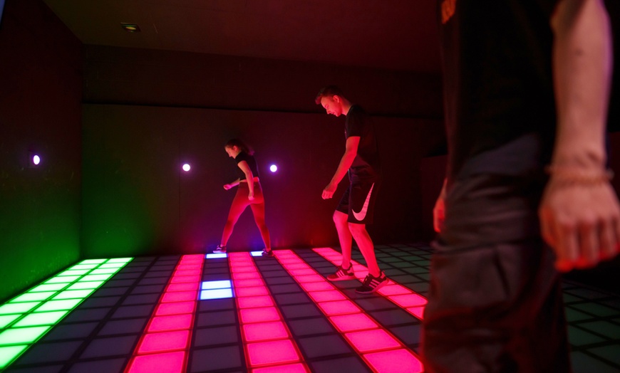 Image 2: 30 Min. Pixel Games das interaktive Bewegungsspiel für 2 - 6 Personen