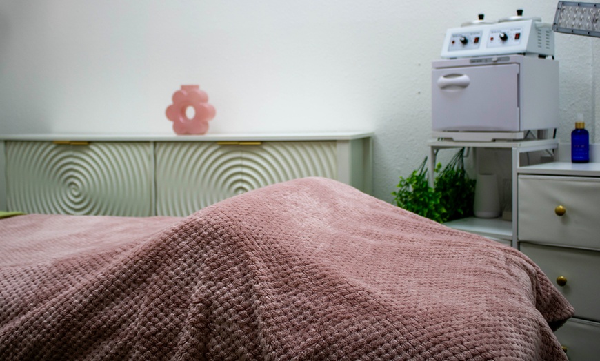 Image 2: Discover Comfort with 60 or 90 Minute Deep Tissue Massage