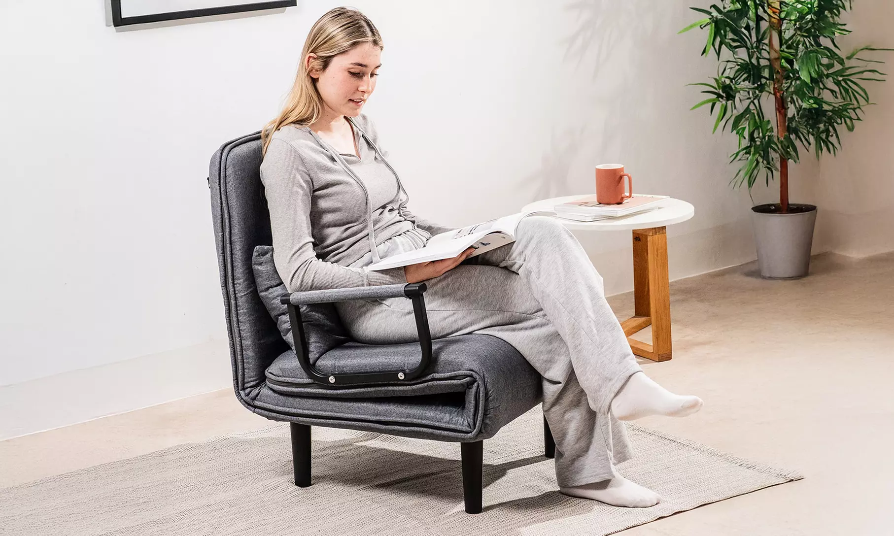 InnovaGoods 4-in-1 wandelbarer Schlafsessel Softfa in Grau/Schwarz - Primary Image