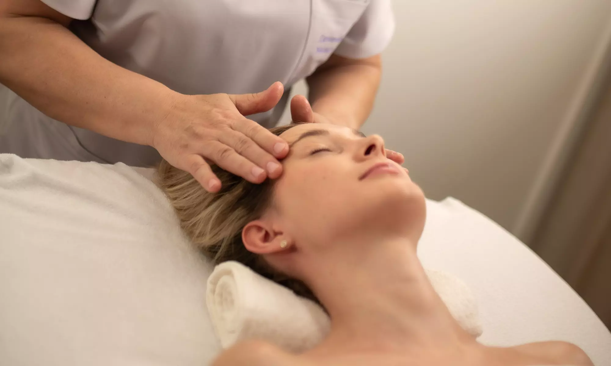 Masaż relaksacyjny, klasyczny, Kobido, gorącymi kamieniami, Abhyanga i więcej w salonie Lawendowe Masaże (do -38%) - Primary Image