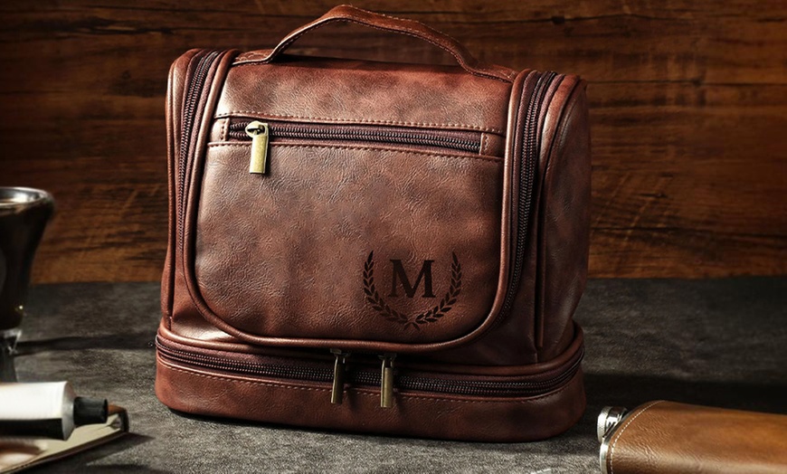 Image 2: Personalisierbarer Kulturbeutel für Herren mit Text oder Initialen