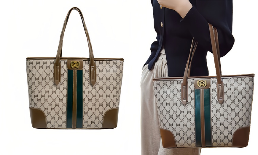 Image 2: Bolso tipo tote en color café con diseño estampado