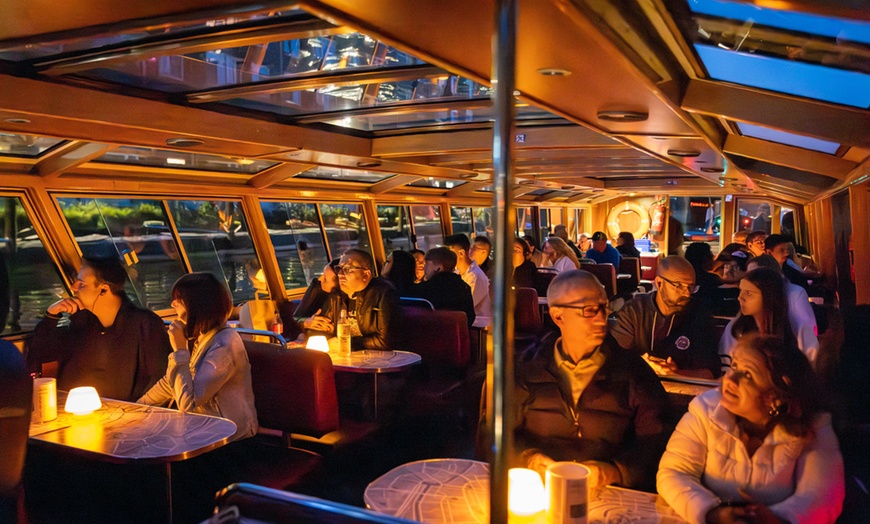 Image 32: Grachten vol lichtjes en legendes: een avondcruise door Amsterdam