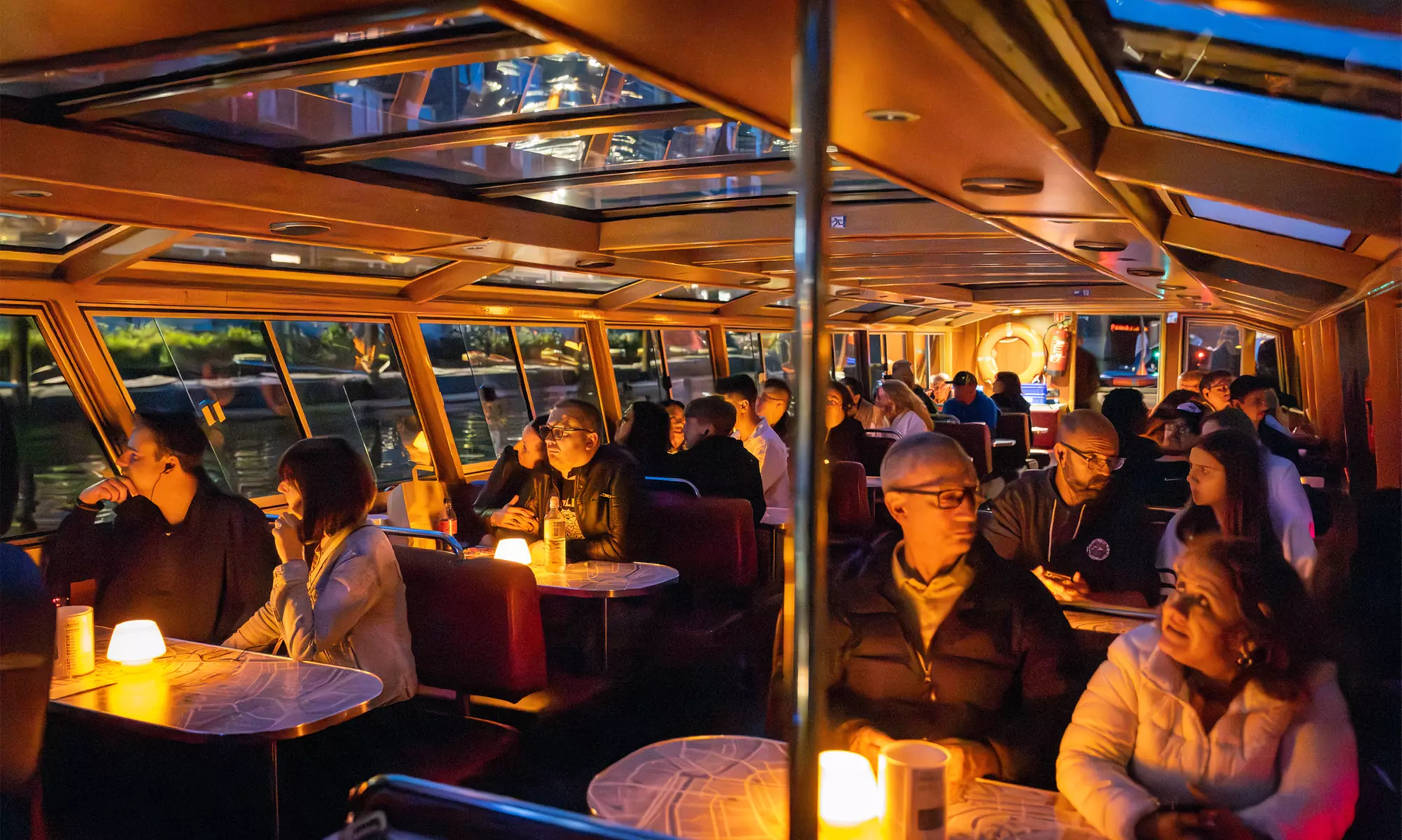 Grachten vol lichtjes en legendes: een avondcruise door Amsterdam