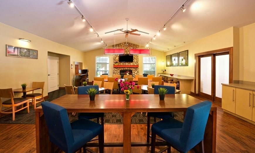 Image 3: All-suite hotel with near Seattle airport & shopping