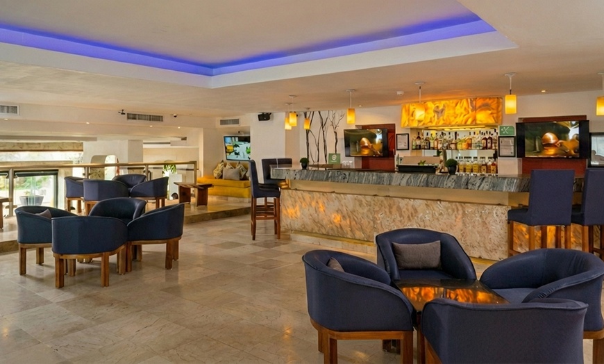 Image 11: ✈ All-Incl. Paradise: 4 Nights at Flamingo Beach Resort Cancún