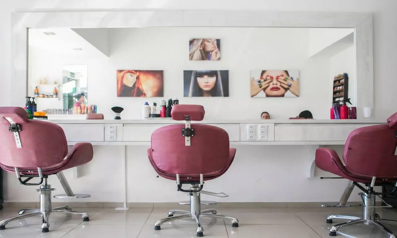 Deep Conditioning Treatment, Scalp Massage, Blowdry & Style w/ Optional Trim for Healthier Look (Up to 38% Off) - Primary Image