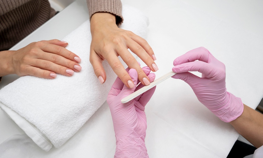 Image 4: Manicura, pedicura o ambas con esmaltado normal o semipermanente