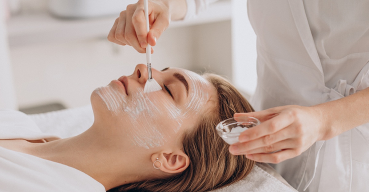 Limpieza facial exprés, profunda o VIP con fototerapia en Madrid