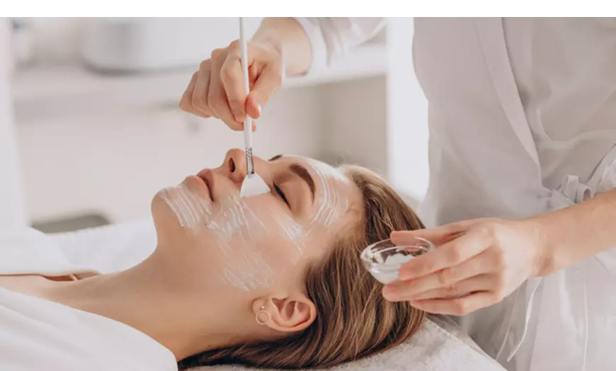 Image 1: Limpieza facial básica o profunda con opción a dermapen para 1 persona