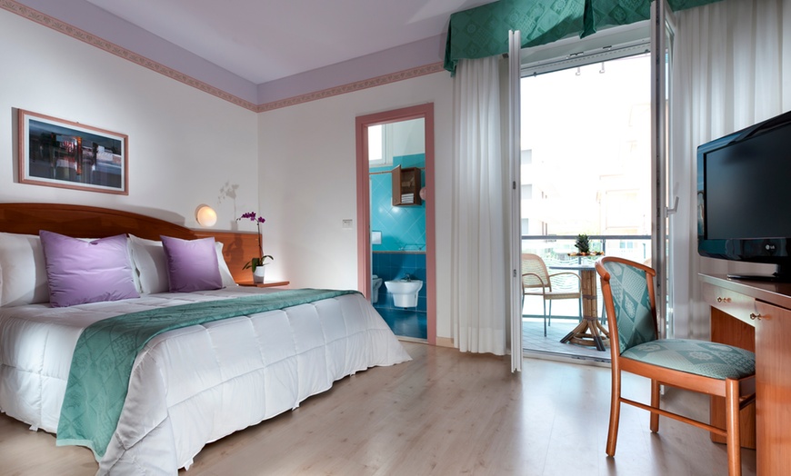 Image 5: Cesenatico 4*: camera doppia con colazione o mezza pensione e Spa