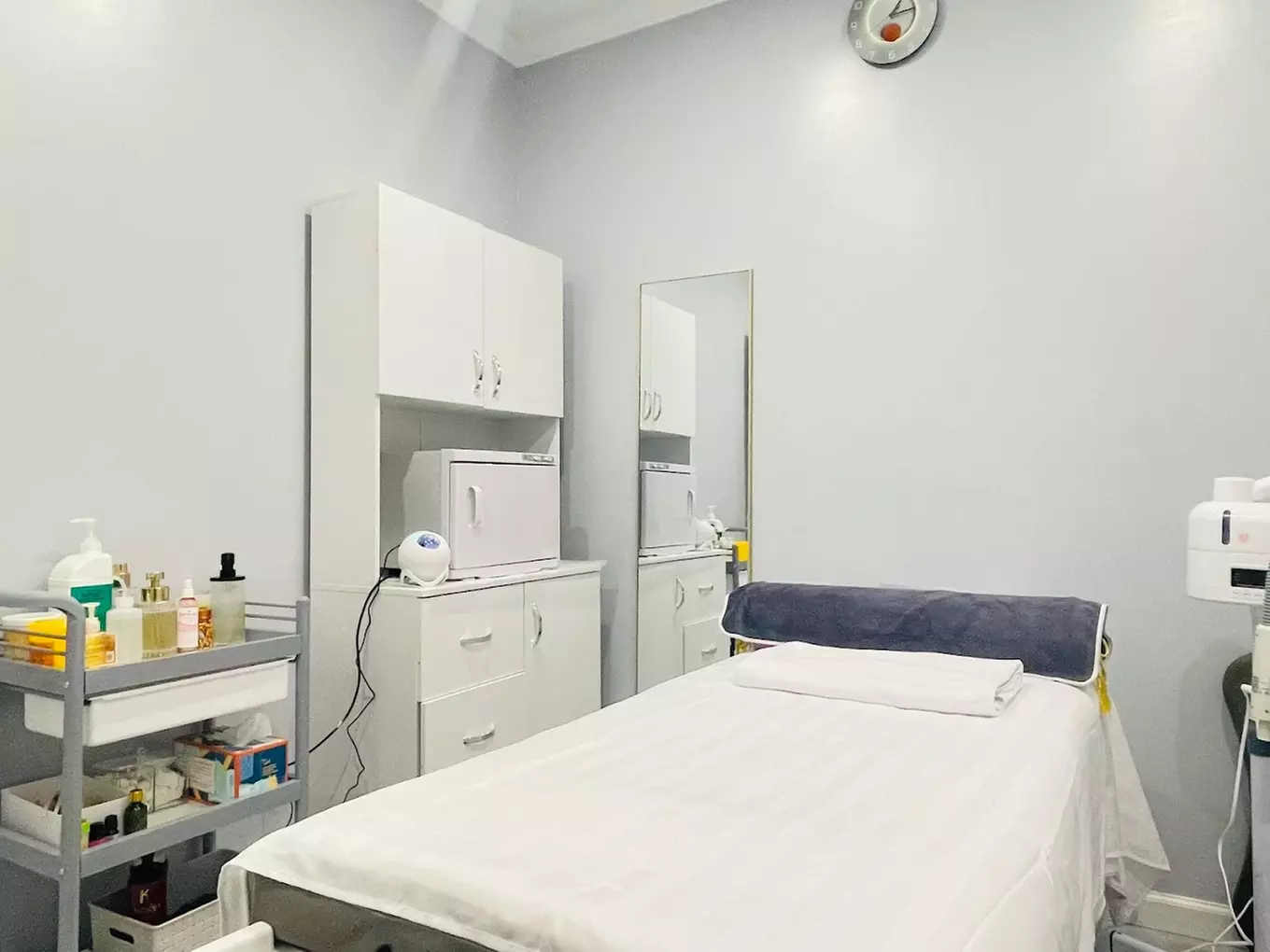  Melt Stress Away with a 60‑Min Swedish or Deep‑Tissue Massage 
