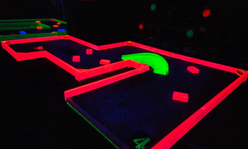 Image 9: Gra w 9-dołkowego minigolfa święcącego w ciemności