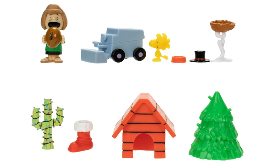 Image 4: Peanuts-Themed 24-Day Advent Calendar