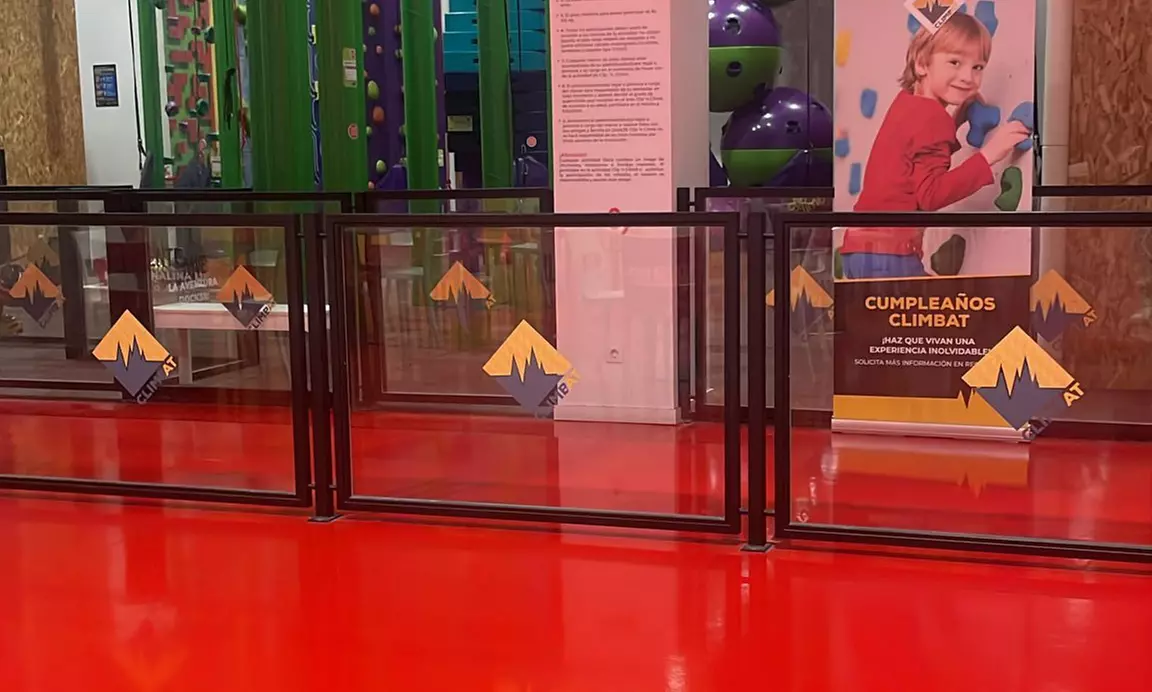 Acceso de 1 h a camas elásticas o escalada lúdica en C.C. Thader