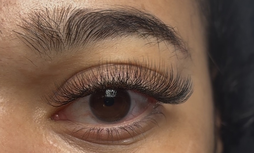 Image 5: 180-Min Classic, 210-Min Hybrid, or 180-Min Volume Lashes Extensions