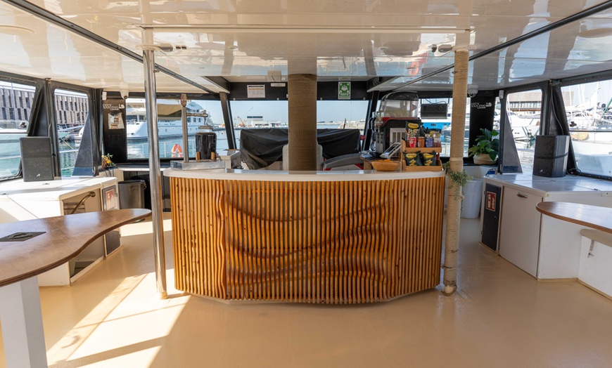 Image 6: Paseo de 1 hora en catamarán a vela por la costa de Barcelona