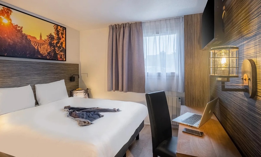 Image 2: Angers Sud : chambre standard ou supérieure, option pdj et planche 