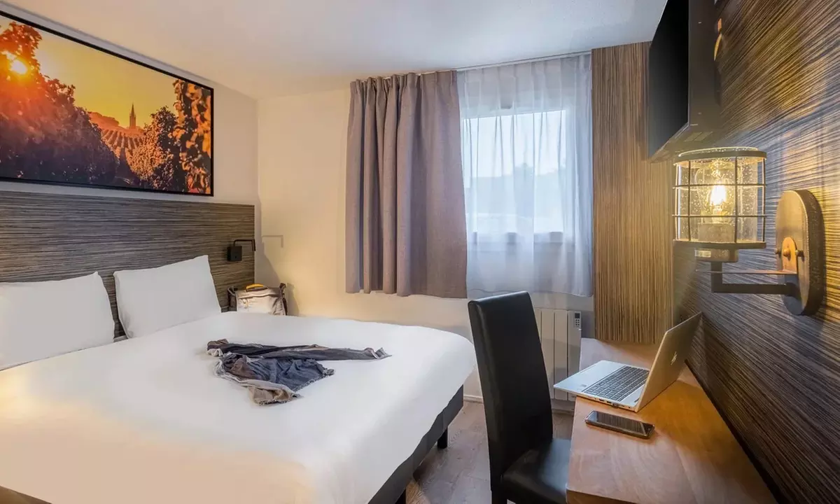 Angers Sud : chambre standard ou supérieure, option pdj et planche