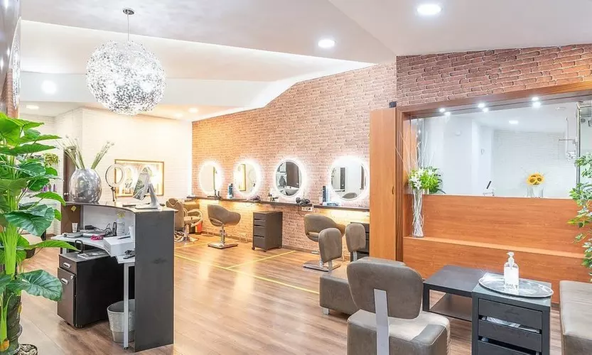 Sesión de peluquería con corte o alisado a elegir para 1 persona