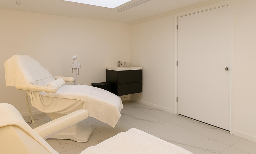 Image 2: Stralende huid en rust: 60 min. gezichtsbehandeling naar keuze