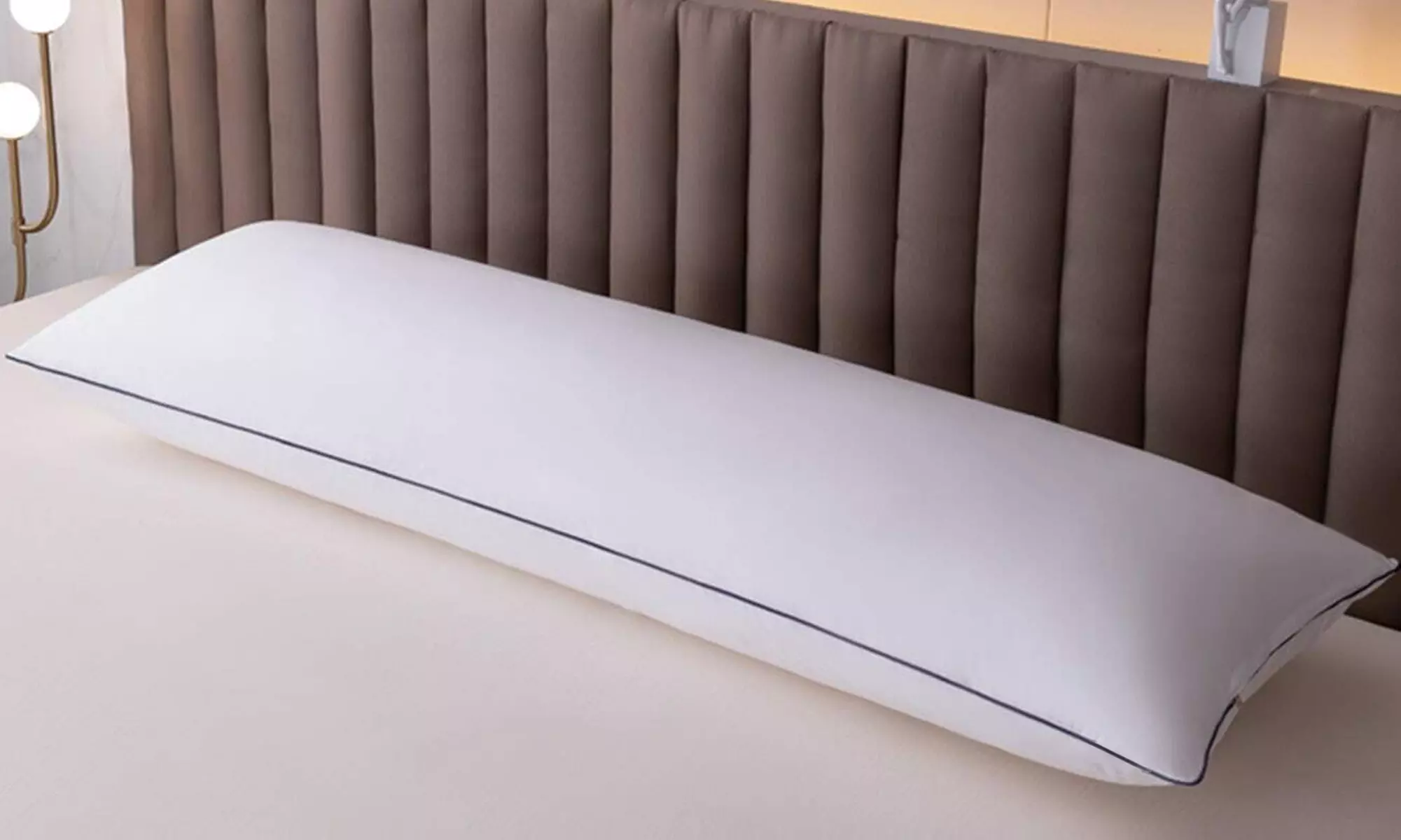 Traversin 100% plumes, housse 100% coton blanc, broderie noire, oreillers plumes en option, Sampur - Primary Image