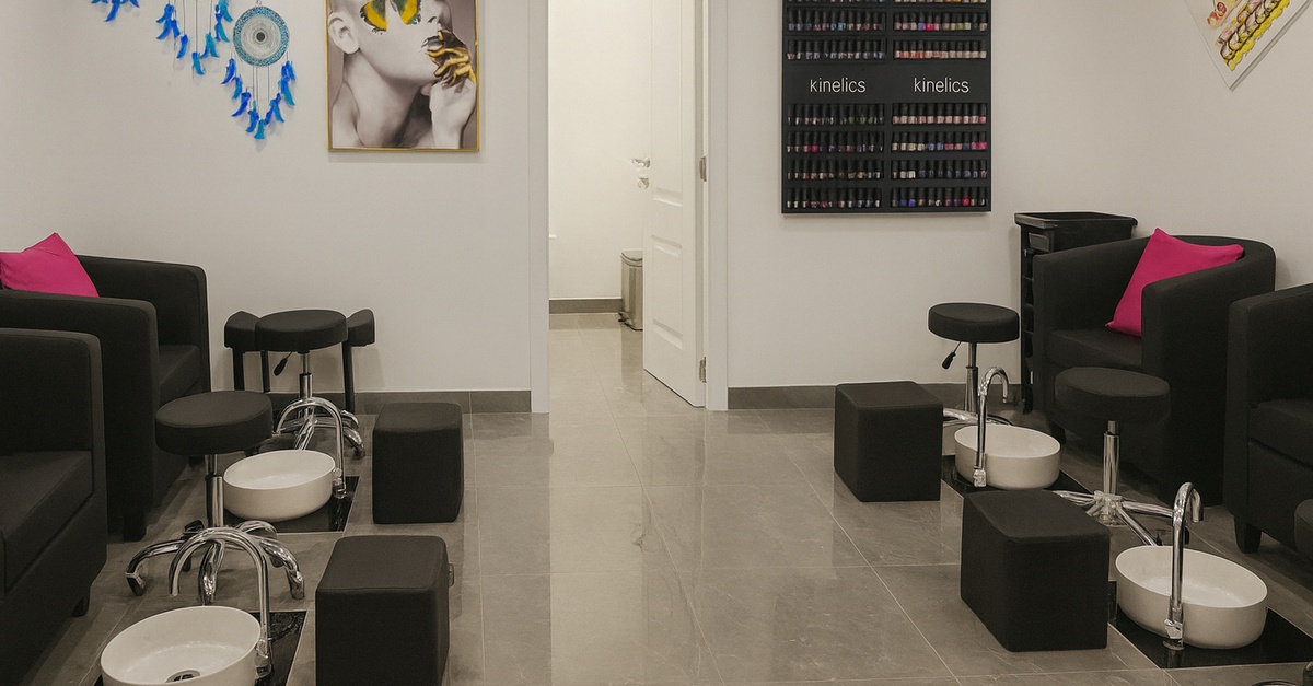 Glow Revival: 45–75 Min Fruit, Brightening & Luxury Facials Glow Revival: 45–75 Min Fruit, Brightening & Luxury Facials