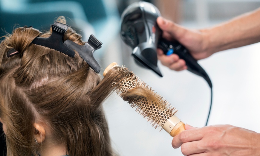 Image 4: Style Cut & Blow Wave w/ Optional Wash, Half Head Foils, Colour & More