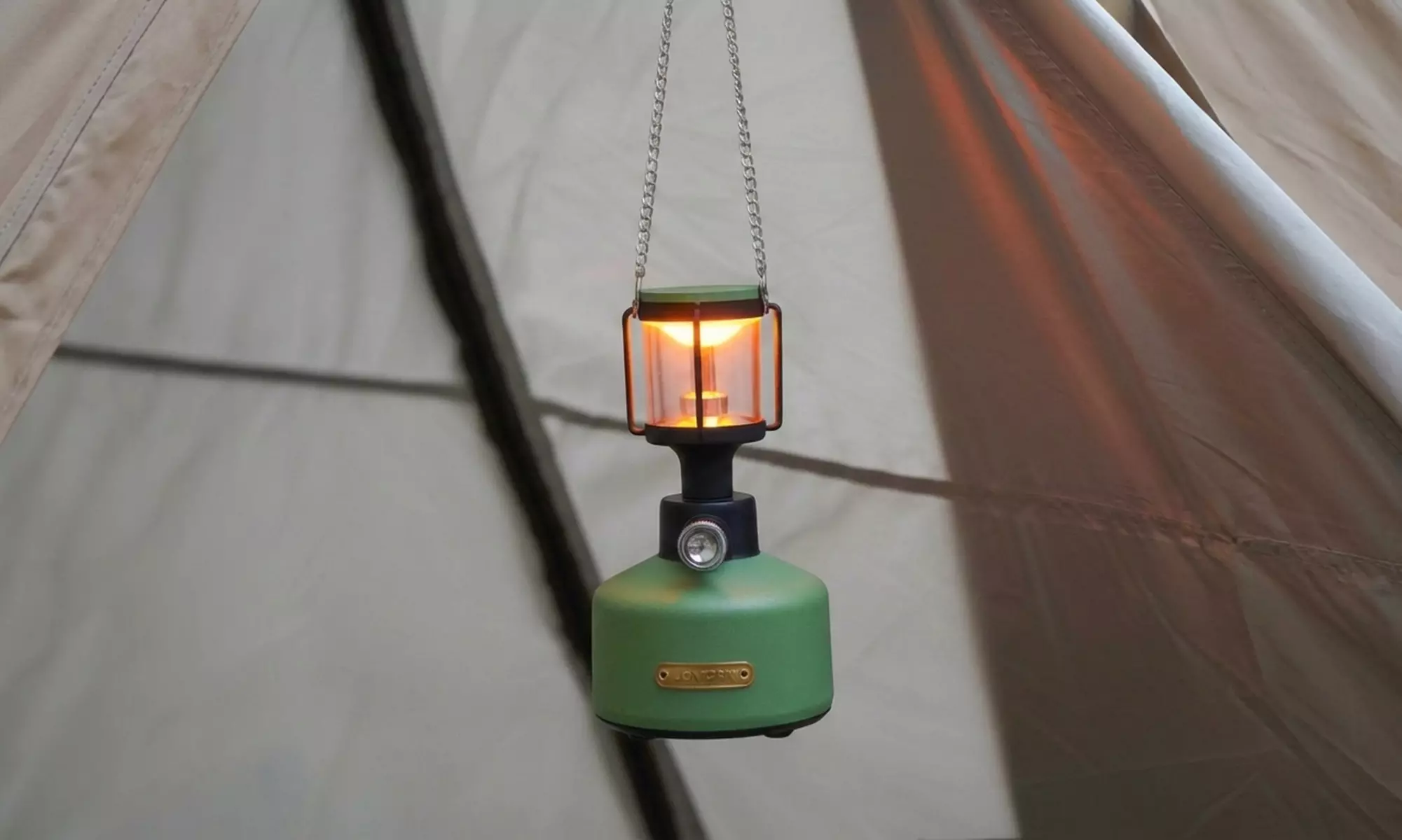 Draagbare vintage led-lantaarn met ingebouwde powerbank