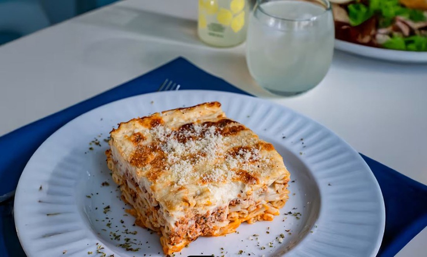 Image 2: Degusta especialidades griegas: menú griego para 2 o 4 personas