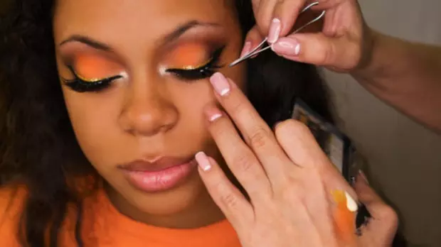 Enhance Your Eyes: Full Sets of Effortless, Hybrid, or Ultimate Lashes