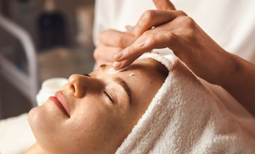 Image 3: 60, 80, or 100-Minute Aromatherapy Massage with Deep Cleansing Facial