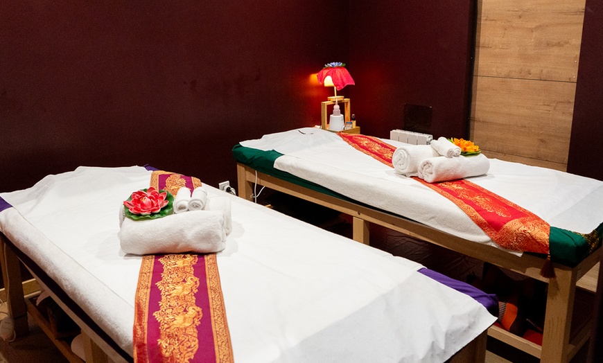 Image 2: Évasion et sérénité : un massage thaïlandais à Paris