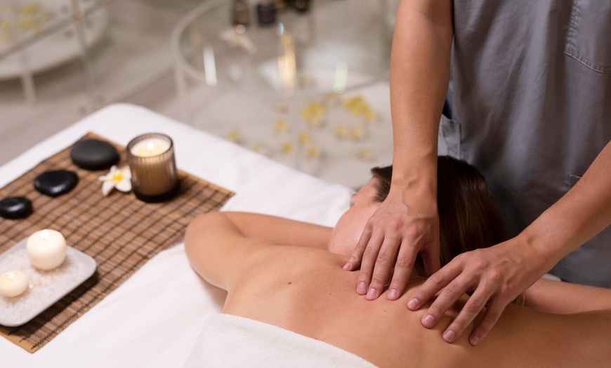 Image 9: ¡Momento relax! 1 o 2 sesiones de masaje a elegir de hasta 1 hora