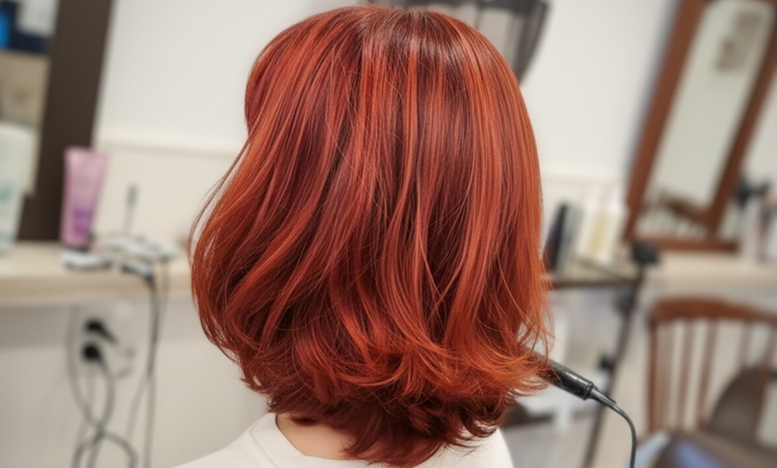 Image 1: Sesión de peluquería con corte y peinado, tinte, mechas e hidratación
