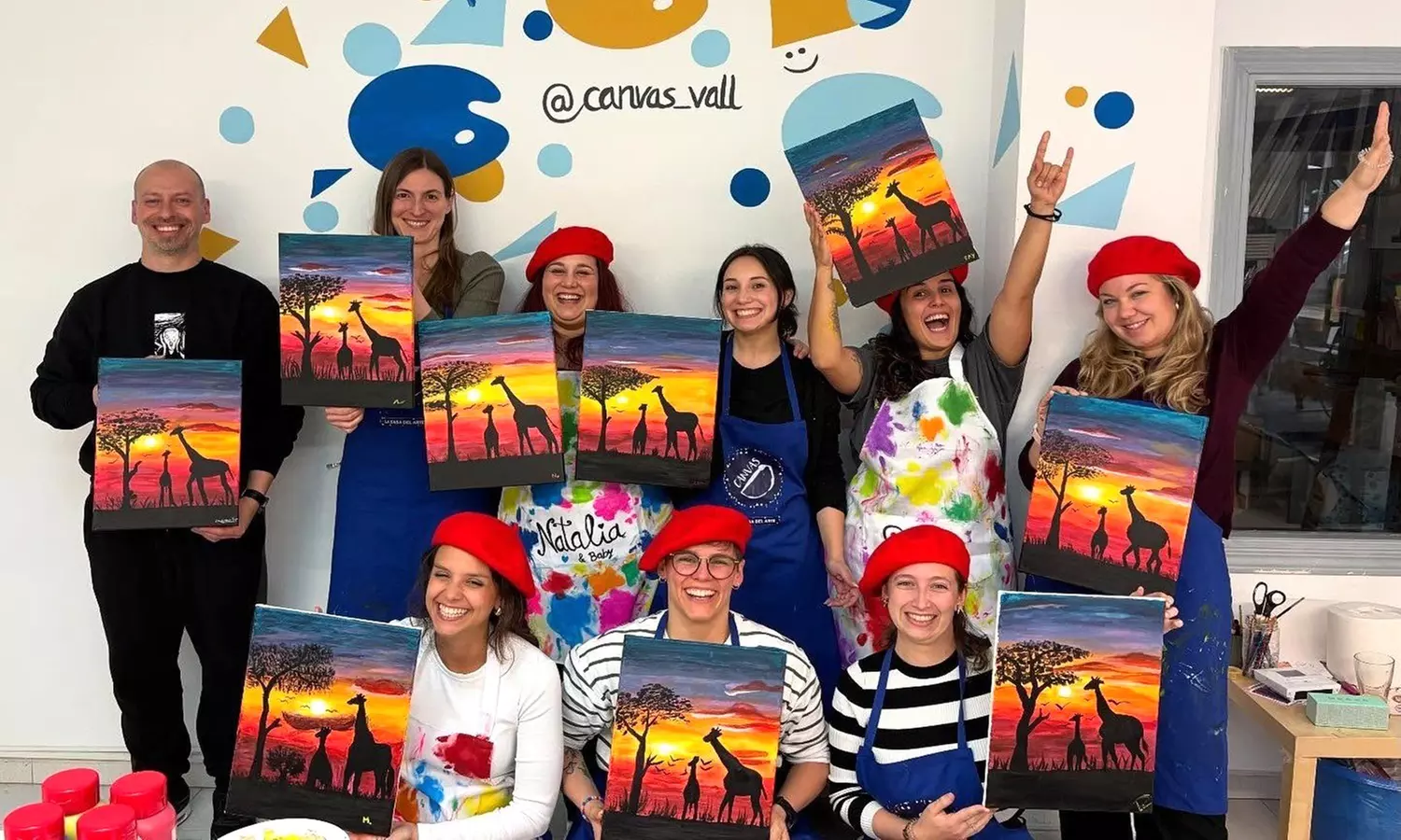 Taller de pintura acrílica para uno o dos con bebida y picoteo incluidos, materiales completos en La casa del arte - Primary Image