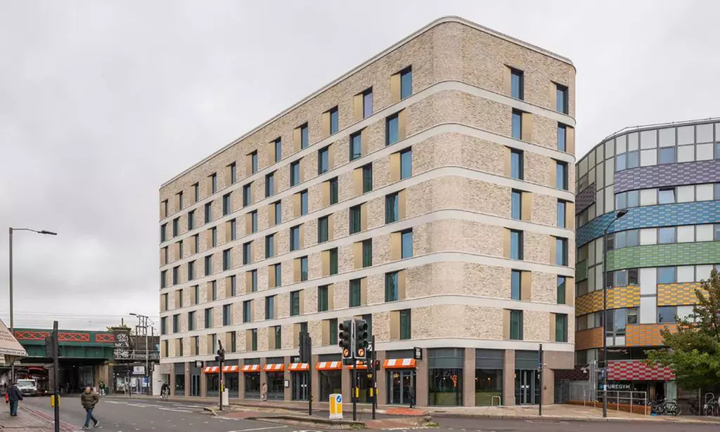 London: Stay for 2-4 in Deluxe Rooms with Breakfast