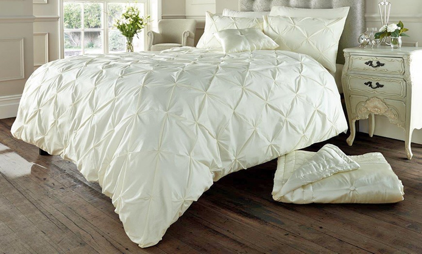 Image 3: Diamond Pintuck Duvet Set 