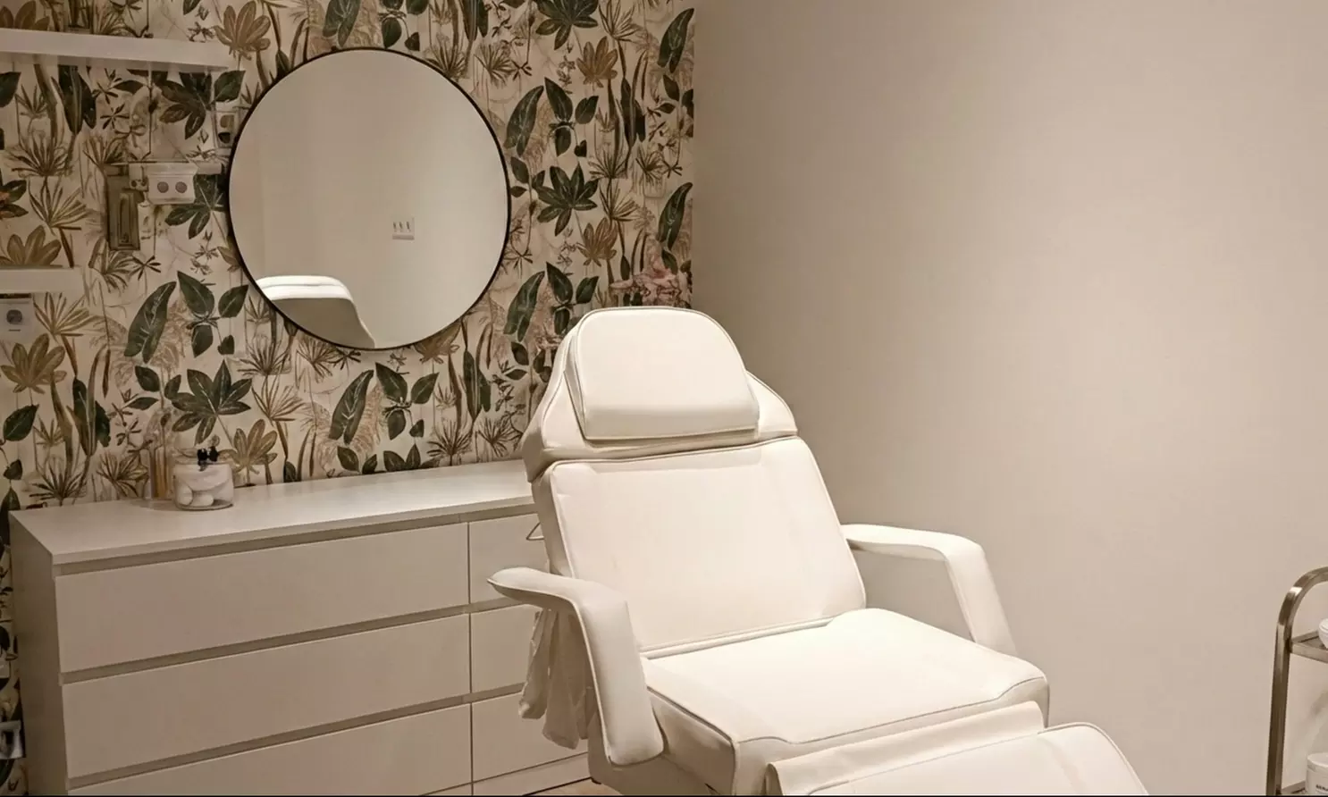 Tratamiento reafirmante inyectado en tercio superior facial y retoque