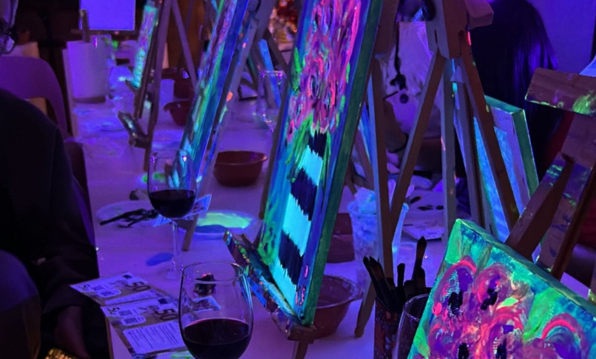 Image 8: Taller de pintura Neon con vino ilimitado para 1 o 2 personas