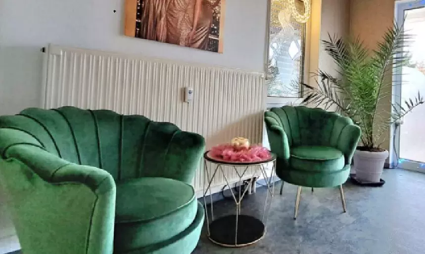 Maniküre inkl. Nagellack & Hand-Massage für 1 Person