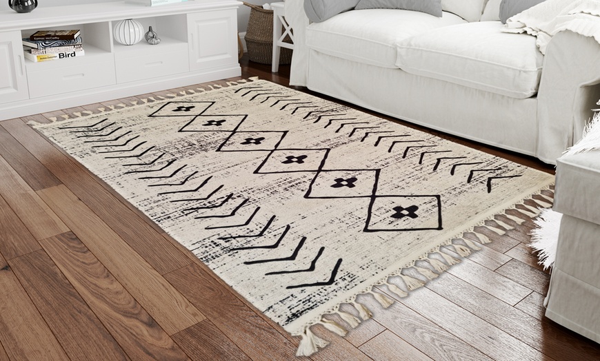 Image 13: Rechteckiger Teppich mit geometrischem Muster und Fransen